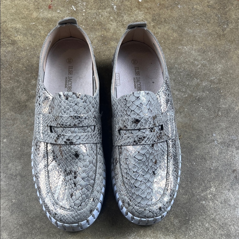 Ilse Jacobson Tulip Loafer in Taupe/ Gold metallic Snakeskin print
Size: 36